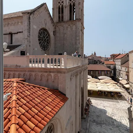 Square View-heritage Apartman *