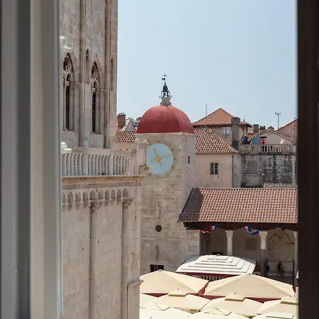 Square View-heritage Apartment