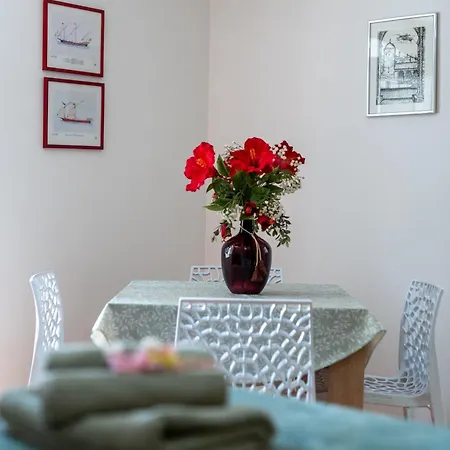 Square View-heritage Apartment