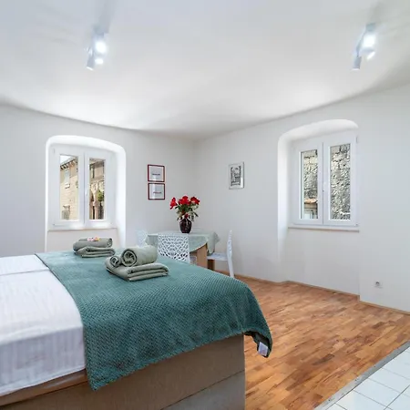 Square View-heritage Apartment *