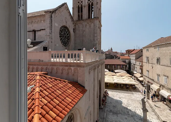 Square View-heritage Apartman *