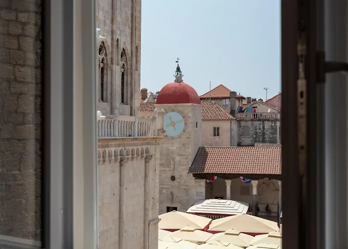 Square View-heritage Apartman