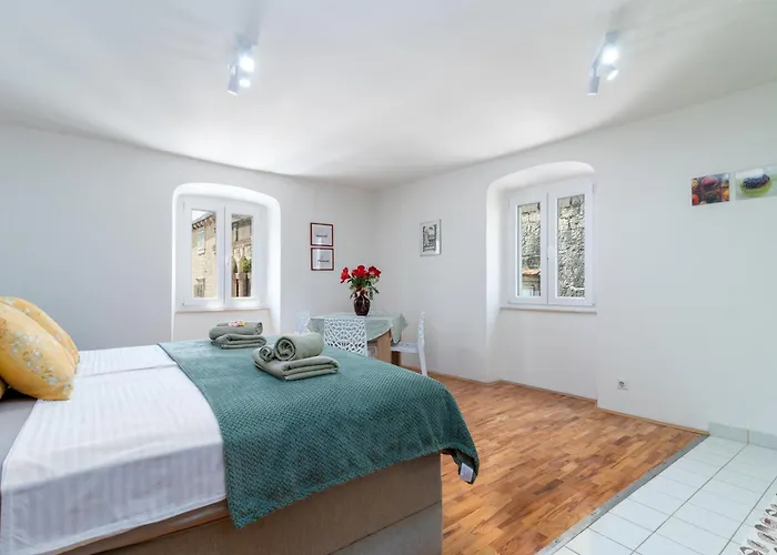 Square View-heritage Apartman *