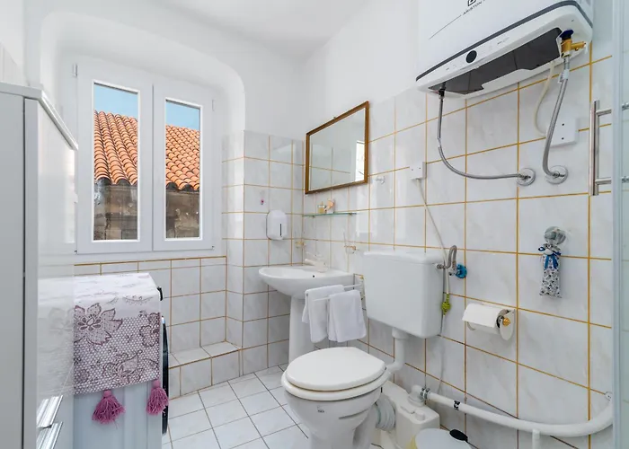 Square View-heritage Apartman *