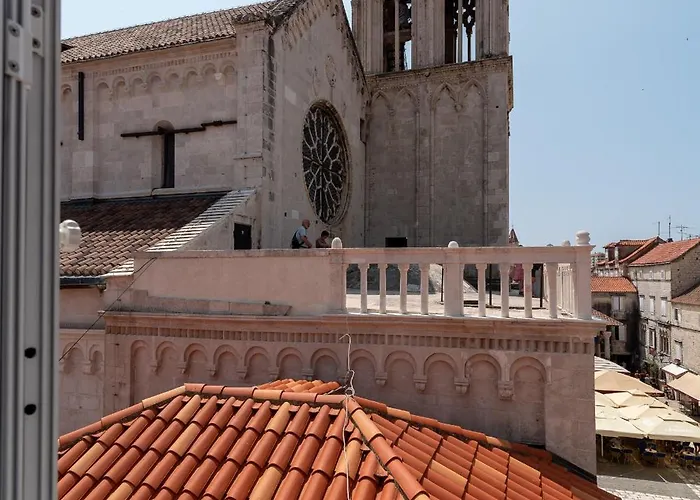 Square View-heritage Apartman *