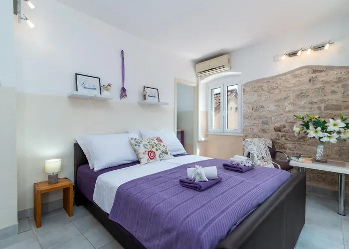 Square View-heritage Apartman