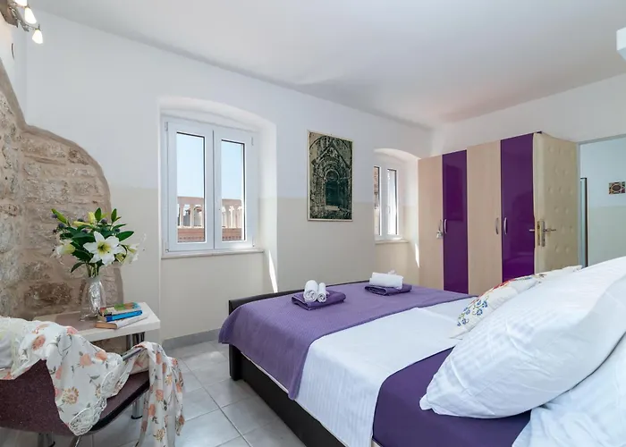 Square View-heritage Apartman