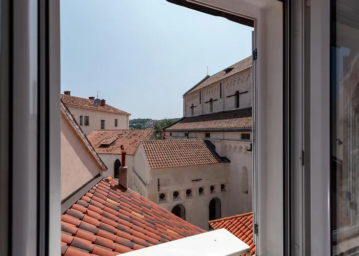 Square View-heritage Apartman *