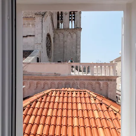 Square View-heritage Apartment *