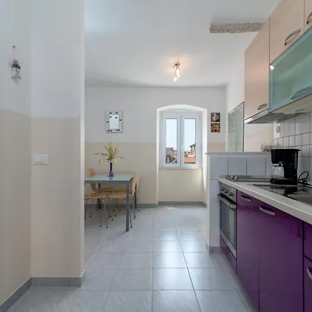 Square View-heritage Apartment