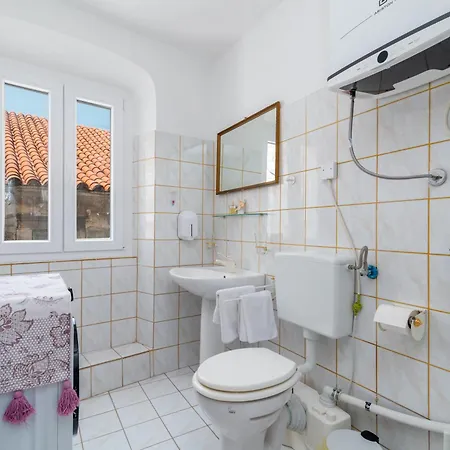 Square View-heritage Apartman *