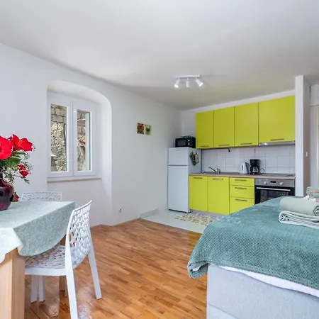 Square View-heritage Apartment Trogir