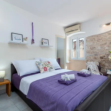 Square View-heritage Apartment