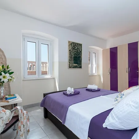 Square View-heritage Apartman