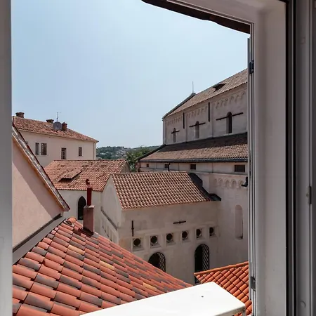 Square View-heritage Apartment *