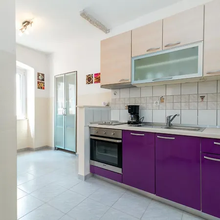 Square View-heritage Apartment