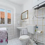 Square View-heritage Apartment *