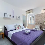 Square View-heritage Apartment