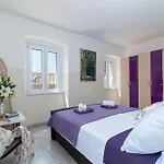 Square View-heritage Apartment